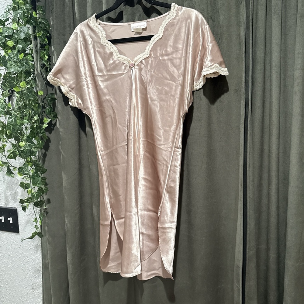 Small vintage lace dress (women’s small)